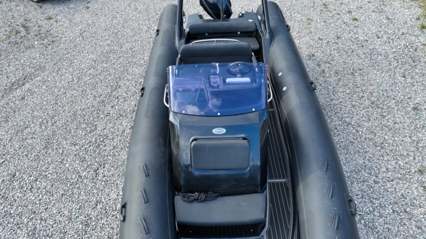 1411905-20 Brig Eagle 780 med Evinrude 300 hk och dubbelaxlad trailer – välutrustad RIB i toppklass