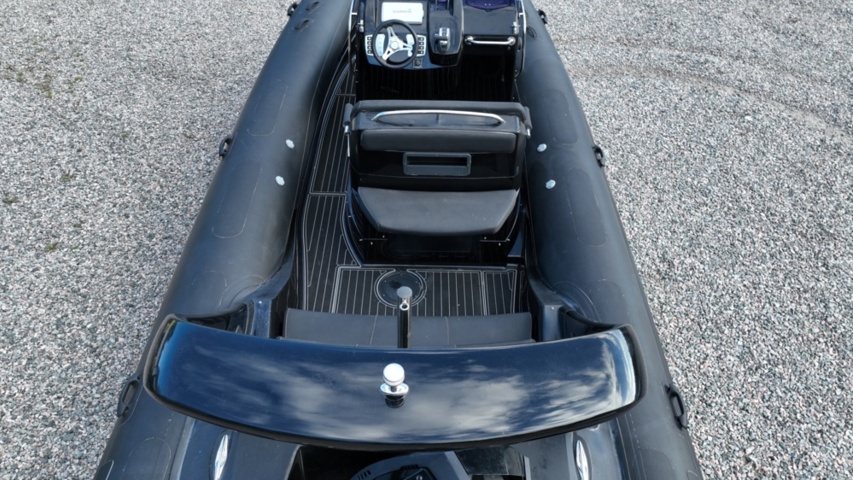 1411905-21 Brig Eagle 780 med Evinrude 300 hk och dubbelaxlad trailer – välutrustad RIB i toppklass