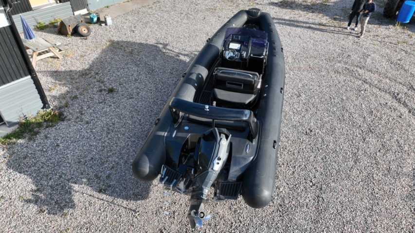 1411905-22 Brig Eagle 780 med Evinrude 300 hk och dubbelaxlad trailer – välutrustad RIB i toppklass