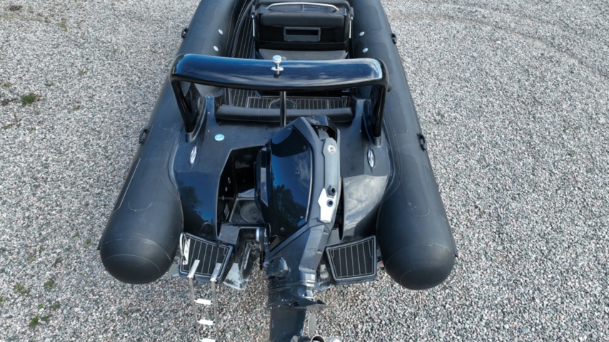 1411905-24 Brig Eagle 780 med Evinrude 300 hk och dubbelaxlad trailer – välutrustad RIB i toppklass
