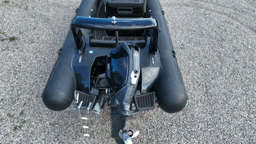 1411905-25 Brig Eagle 780 med Evinrude 300 hk och dubbelaxlad trailer – välutrustad RIB i toppklass