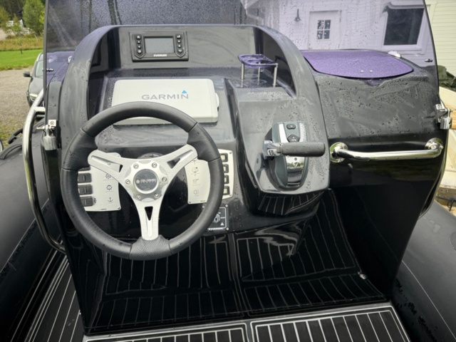 1411905-28 Brig Eagle 780 med Evinrude 300 hk och dubbelaxlad trailer – välutrustad RIB i toppklass