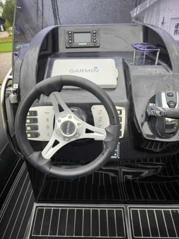 1411905-29 Brig Eagle 780 med Evinrude 300 hk och dubbelaxlad trailer – välutrustad RIB i toppklass