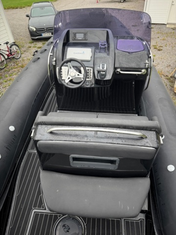 1411905-30 Brig Eagle 780 med Evinrude 300 hk och dubbelaxlad trailer – välutrustad RIB i toppklass