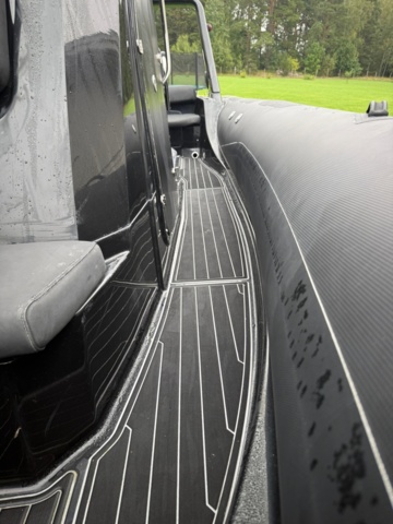 1411905-35 Brig Eagle 780 med Evinrude 300 hk och dubbelaxlad trailer – välutrustad RIB i toppklass