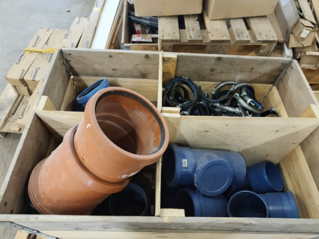 1331875-32 Parti med blandade VVS och ventilationstillbehör