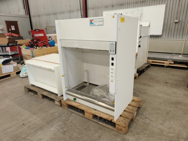 1331876-1 Tre stycken skåp för laboratorium