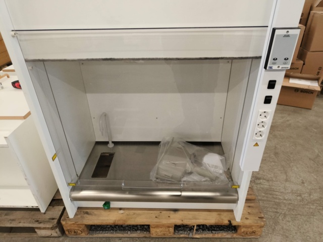 1331876-3 Tre stycken skåp för laboratorium