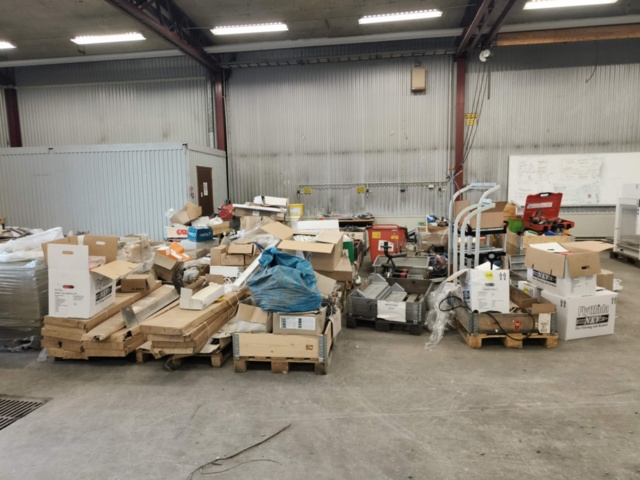 1331877-1 Parti med blandat byggmaterial och tillbehör för bygget