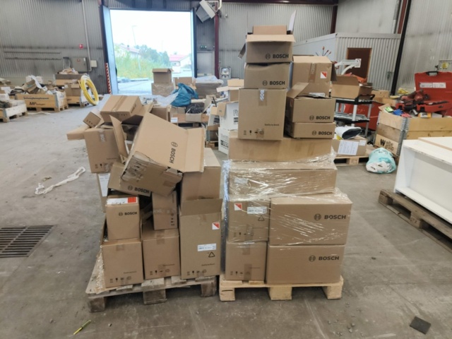 1331877-2 Parti med blandat byggmaterial och tillbehör för bygget