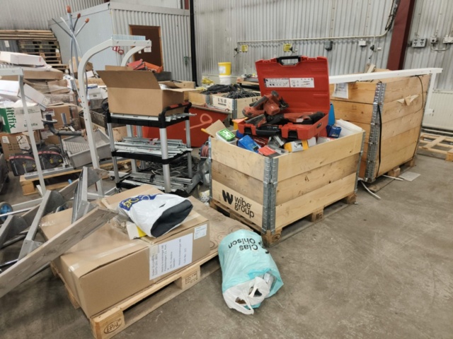 1331877-3 Parti med blandat byggmaterial och tillbehör för bygget