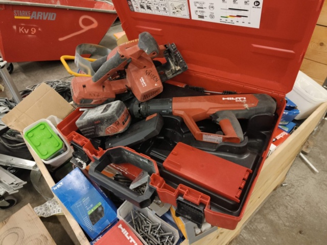 1331877-4 Parti med blandat byggmaterial och tillbehör för bygget