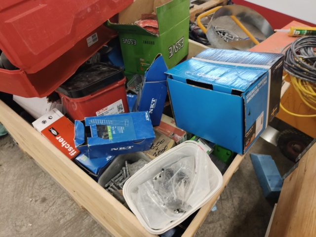 1331877-5 Parti med blandat byggmaterial och tillbehör för bygget