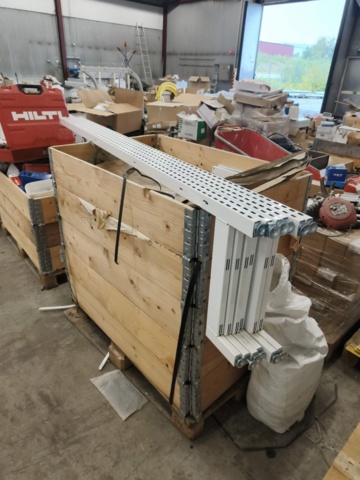 1331877-6 Parti med blandat byggmaterial och tillbehör för bygget