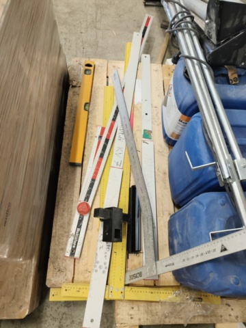 1331877-7 Parti med blandat byggmaterial och tillbehör för bygget