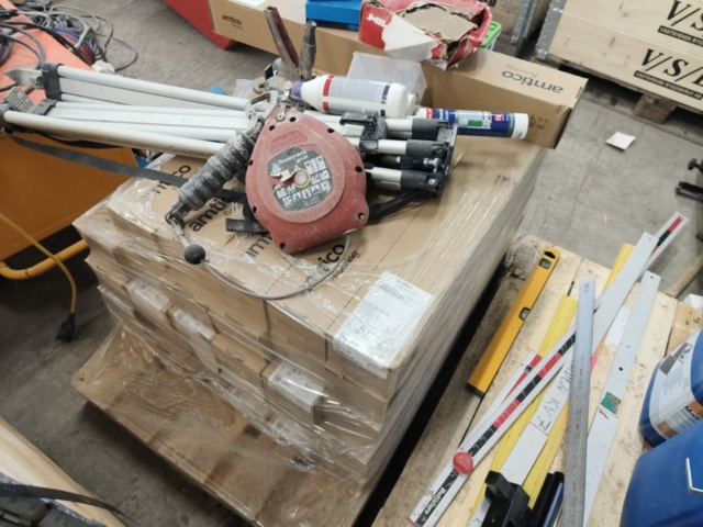 1331877-8 Parti med blandat byggmaterial och tillbehör för bygget