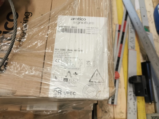 1331877-9 Parti med blandat byggmaterial och tillbehör för bygget