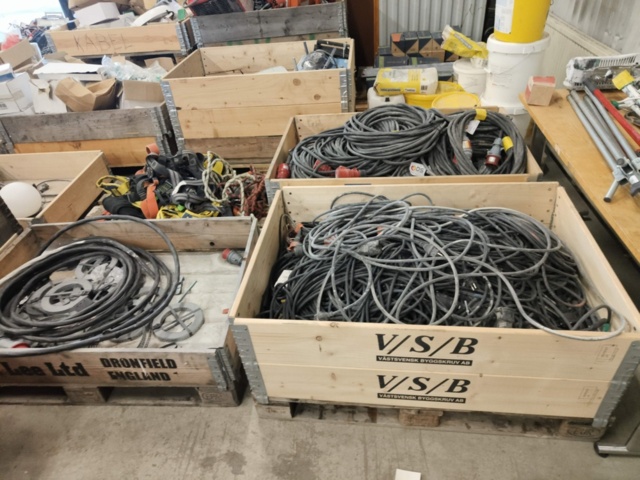 1331877-10 Parti med blandat byggmaterial och tillbehör för bygget