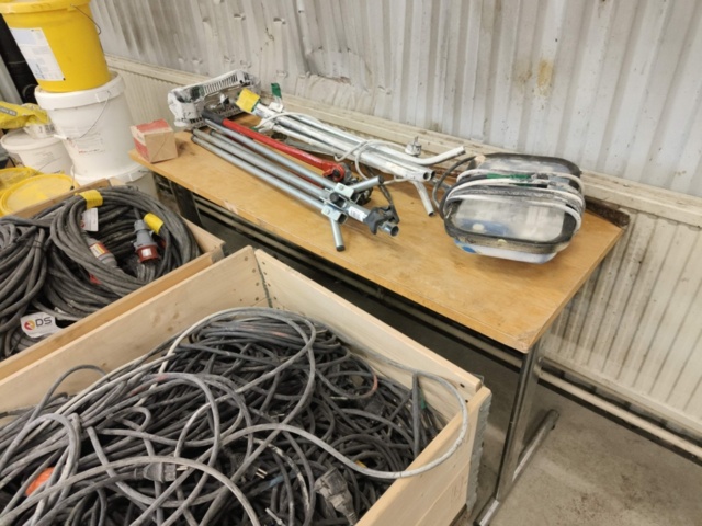 1331877-11 Parti med blandat byggmaterial och tillbehör för bygget