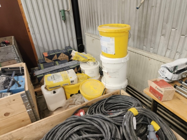 1331877-12 Parti med blandat byggmaterial och tillbehör för bygget