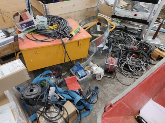 1331877-13 Parti med blandat byggmaterial och tillbehör för bygget