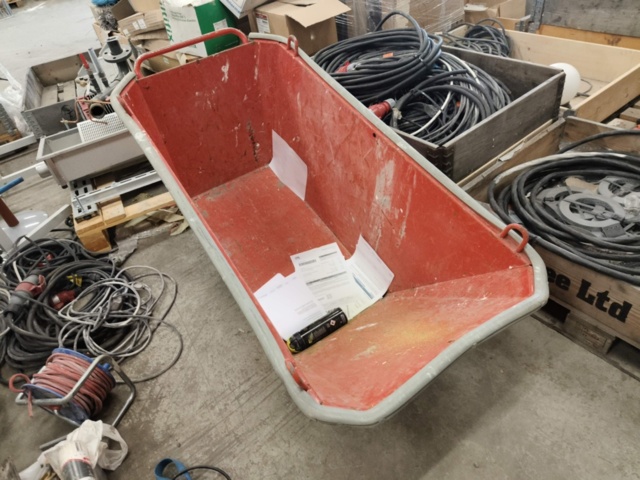 1331877-14 Parti med blandat byggmaterial och tillbehör för bygget