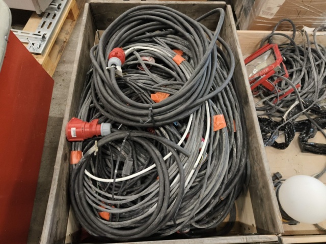 1331877-15 Parti med blandat byggmaterial och tillbehör för bygget