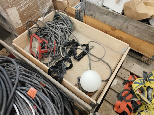 1331877-16 Parti med blandat byggmaterial och tillbehör för bygget