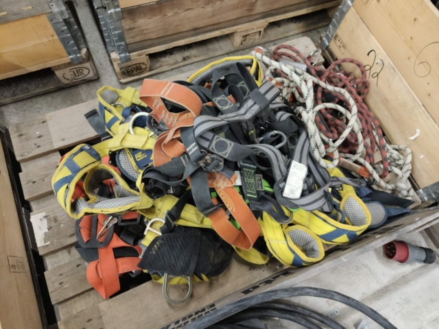 1331877-17 Parti med blandat byggmaterial och tillbehör för bygget