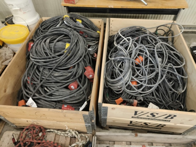 1331877-18 Parti med blandat byggmaterial och tillbehör för bygget