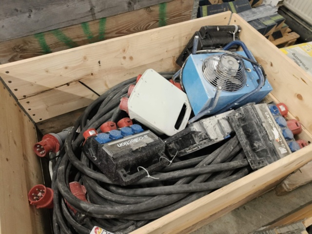 1331877-19 Parti med blandat byggmaterial och tillbehör för bygget