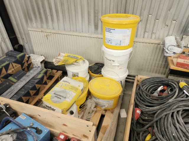 1331877-20 Parti med blandat byggmaterial och tillbehör för bygget