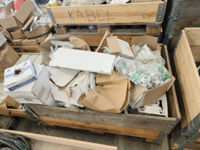 1331877-21 Parti med blandat byggmaterial och tillbehör för bygget