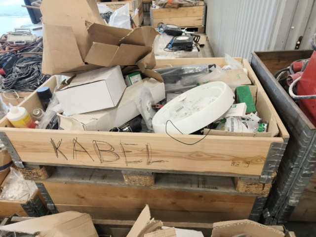 1331877-22 Parti med blandat byggmaterial och tillbehör för bygget