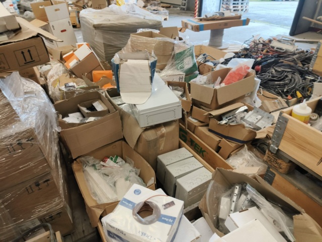 1331877-23 Parti med blandat byggmaterial och tillbehör för bygget