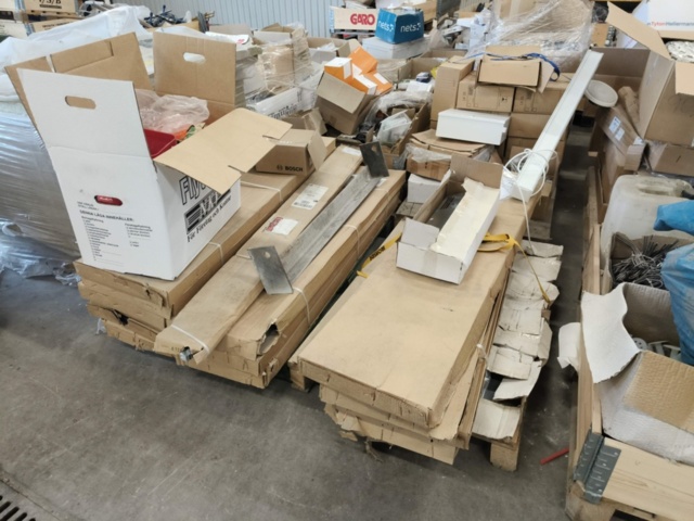 1331877-24 Parti med blandat byggmaterial och tillbehör för bygget