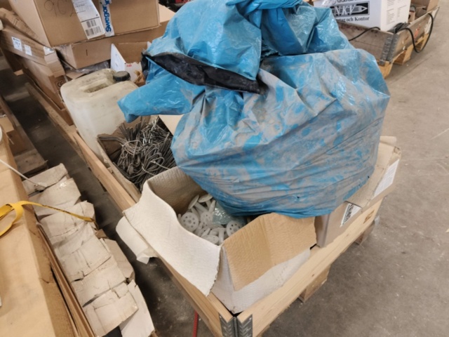 1331877-25 Parti med blandat byggmaterial och tillbehör för bygget