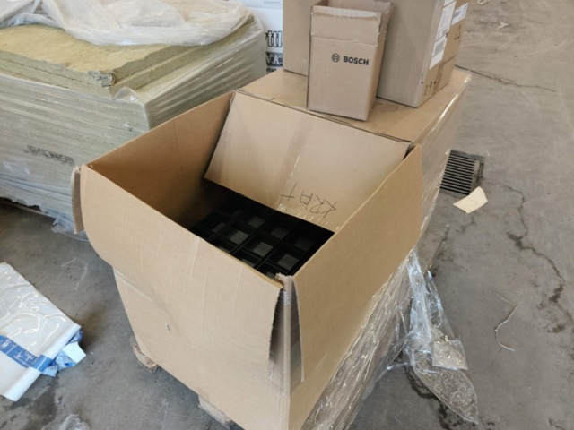 1331877-26 Parti med blandat byggmaterial och tillbehör för bygget