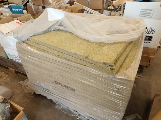 1331877-27 Parti med blandat byggmaterial och tillbehör för bygget