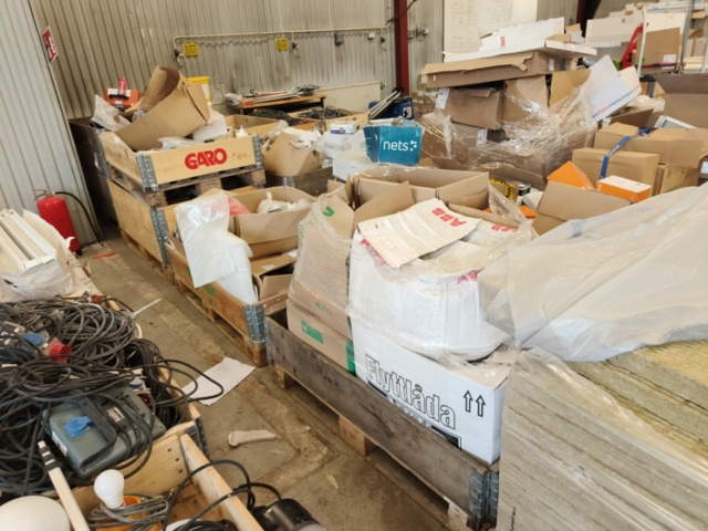 1331877-28 Parti med blandat byggmaterial och tillbehör för bygget