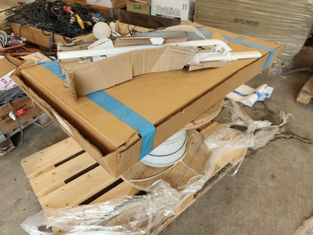 1331877-30 Parti med blandat byggmaterial och tillbehör för bygget