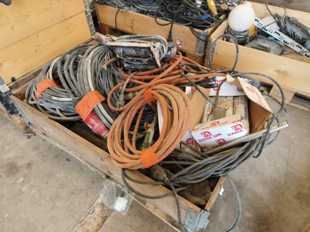 1331877-31 Parti med blandat byggmaterial och tillbehör för bygget