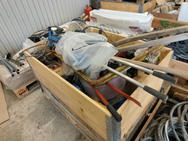 1331877-32 Parti med blandat byggmaterial och tillbehör för bygget