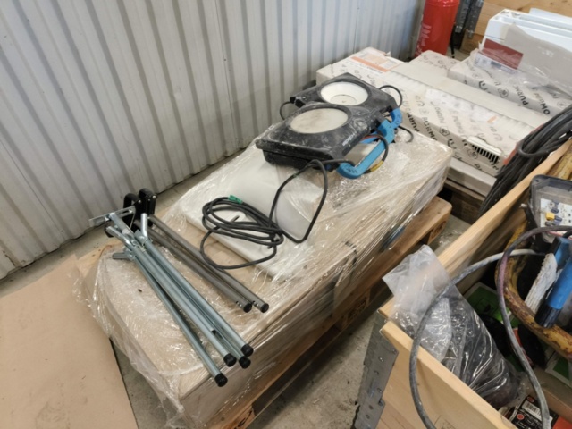 1331877-33 Parti med blandat byggmaterial och tillbehör för bygget