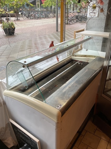 1406385-4 Ice cream counter