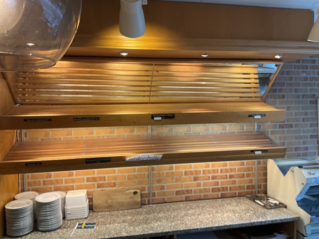 1406394-2 Brödhylla med bänkar