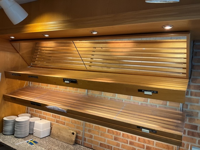 1406394-9 Brödhylla med bänkar