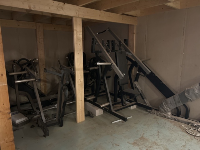 1383200-1 Samling med gymutrustning - styrketräningsmaskiner och konditionsutrustning