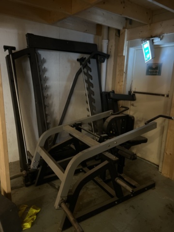 1383200-2 Samling med gymutrustning - styrketräningsmaskiner och konditionsutrustning