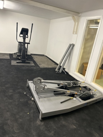 1383200-3 Samling med gymutrustning - styrketräningsmaskiner och konditionsutrustning